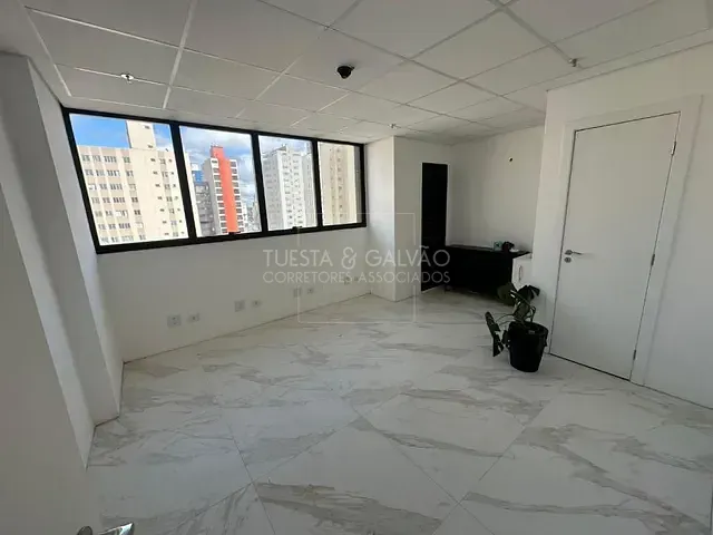 Prédio com 21m², para alugar, no bairro Centro em Curitiba