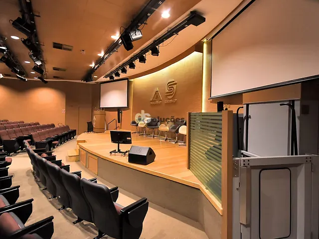 Prédio com 156208m², para alugar, no bairro Luz em São Paulo