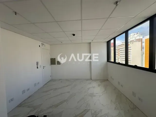 Prédio com 21m², para alugar, no bairro Centro em Curitiba