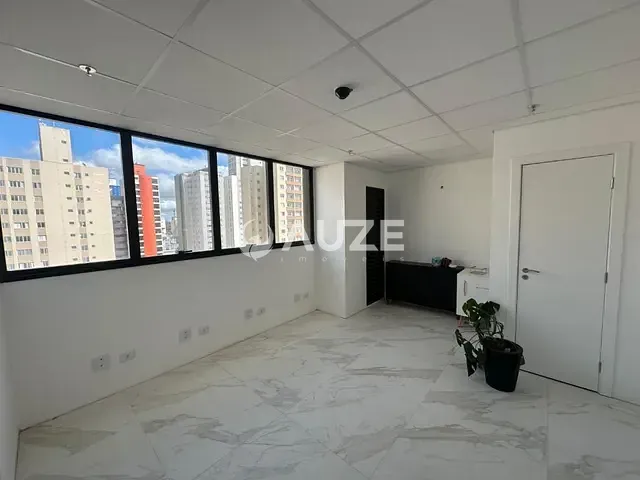 Prédio com 21m², para alugar, no bairro Centro em Curitiba