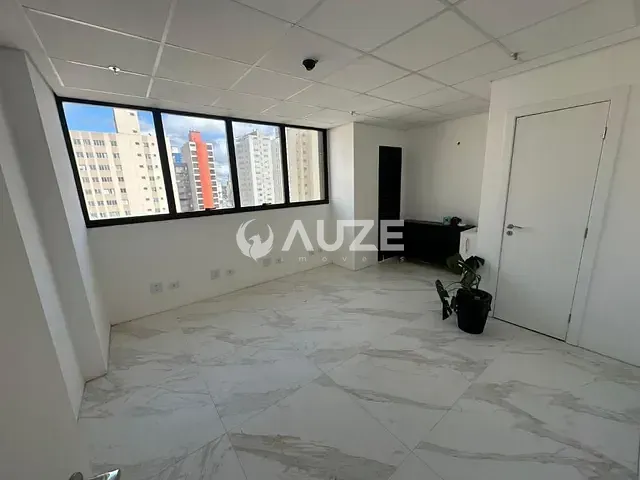Prédio com 21m², para alugar, no bairro Centro em Curitiba