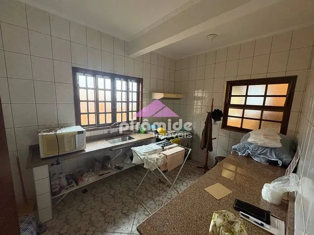 Prédio com 3000m², à venda, no bairro Massaguaçu em Caraguatatuba
