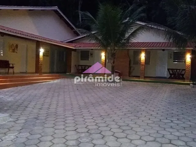 Prédio com 1100m² 8 quartos e 2 banheiros, à venda, no bairro Verde Mar em Caraguatatuba
