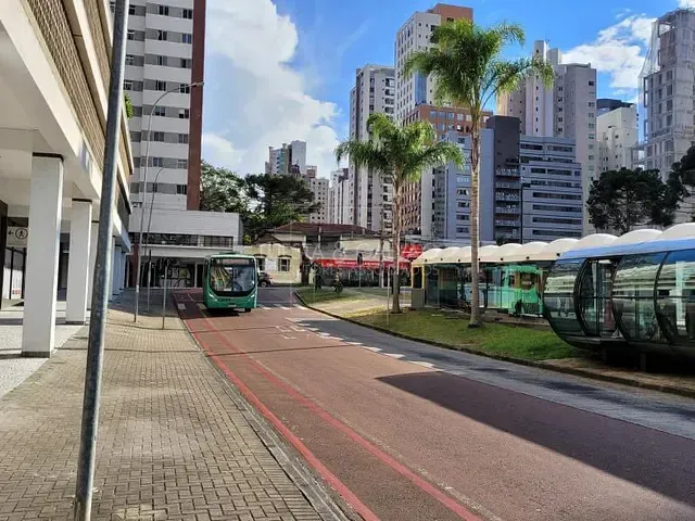Prédio com 63m², à venda, no bairro Cabral em Curitiba