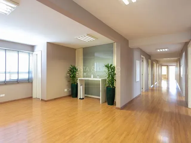 Prédio com 210m², à venda, no bairro Portão em Curitiba