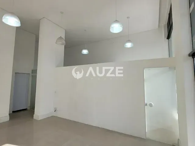 Prédio com 63m², à venda, no bairro Cabral em Curitiba
