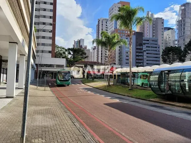 Prédio com 63m², à venda, no bairro Cabral em Curitiba