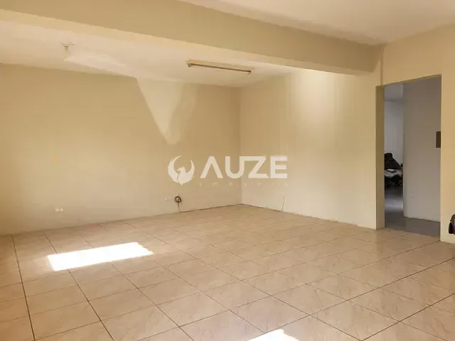 Prédio com 62m², para alugar, no bairro Xaxim em Curitiba