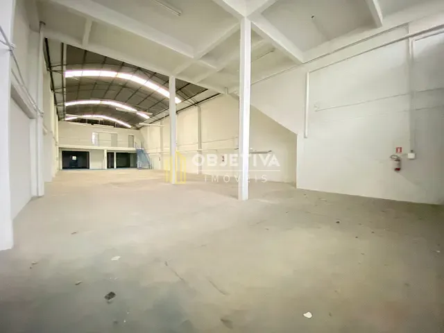 Prédio com 800m², à venda, no bairro Navegantes em Porto Alegre