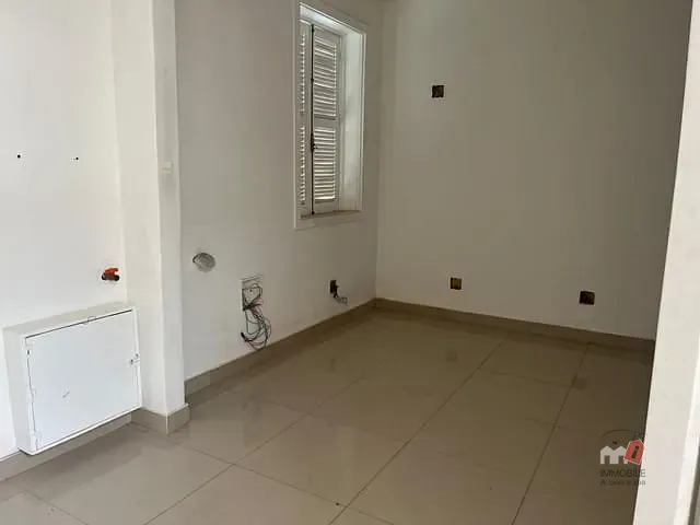 Prédio com 400m², à venda ou para alugar, no bairro Centro em Petrópolis