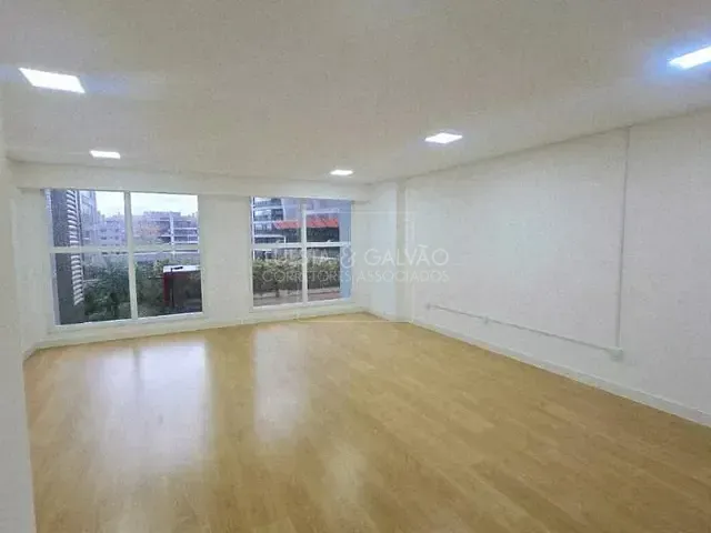 Prédio com 40m², para alugar, no bairro Vila Izabel em Curitiba