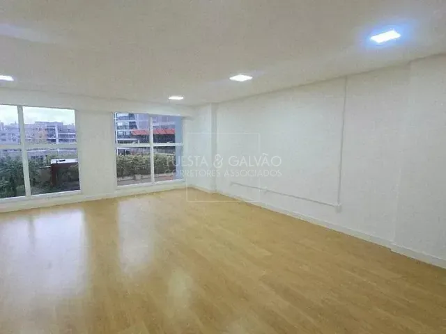 Prédio com 40m², para alugar, no bairro Vila Izabel em Curitiba