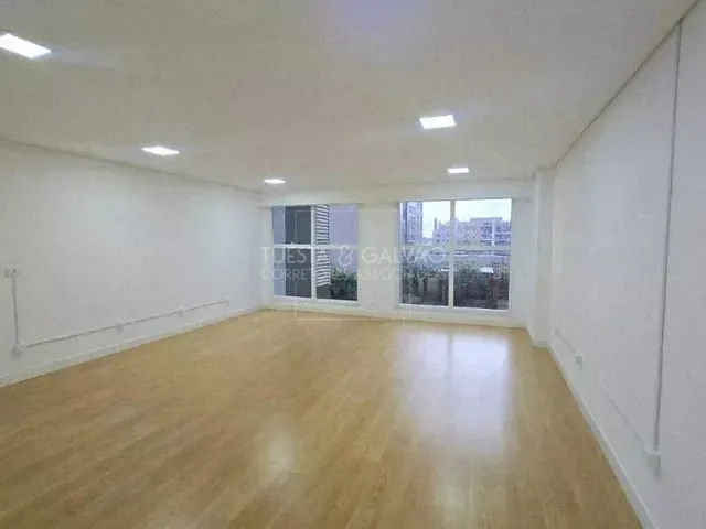 Prédio com 40m², para alugar, no bairro Vila Izabel em Curitiba