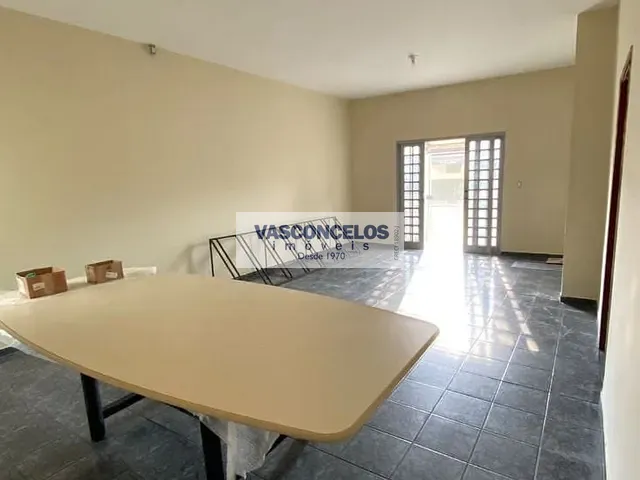 Prédio com 243m², à venda, no bairro Pedregulho em Guaratinguetá