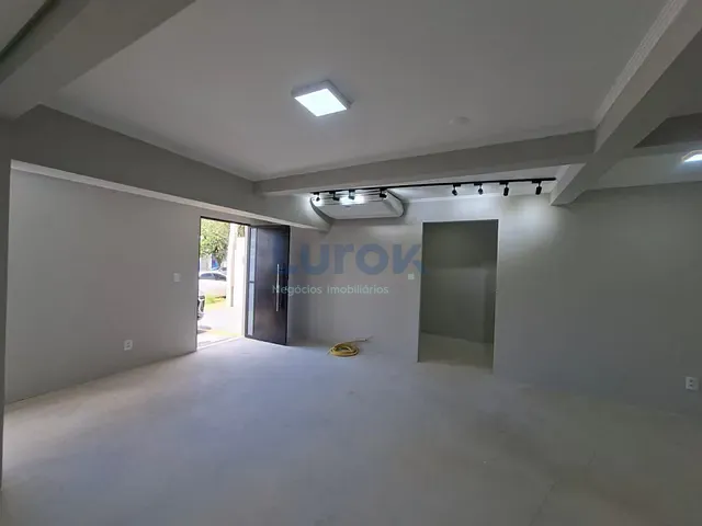 Prédio com 300m², para alugar, no bairro Vila Clayton em Valinhos