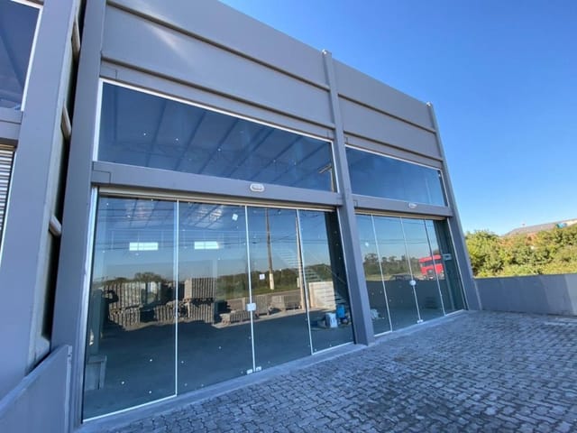 Prédio Comercial para Aluguel na Avenida Adolfo Fetter, em Pelotas, com 360 m², Mezanino, Pé-Direito Duplo e Estacionamento Amplo para Negócios