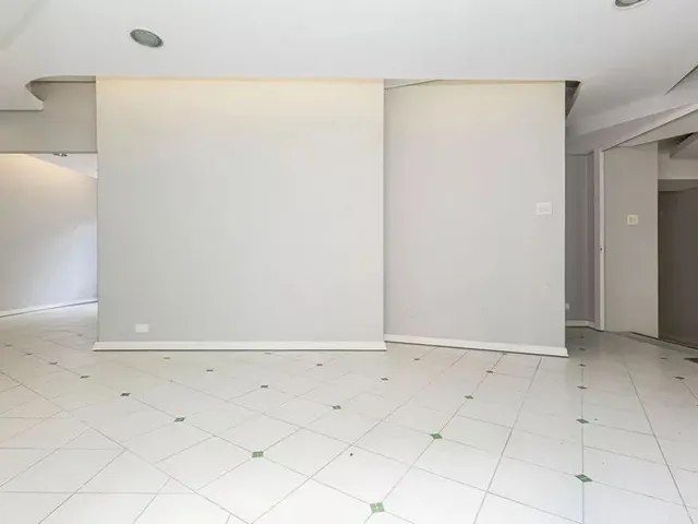 Prédio para alugar, no bairro Mercês em Curitiba