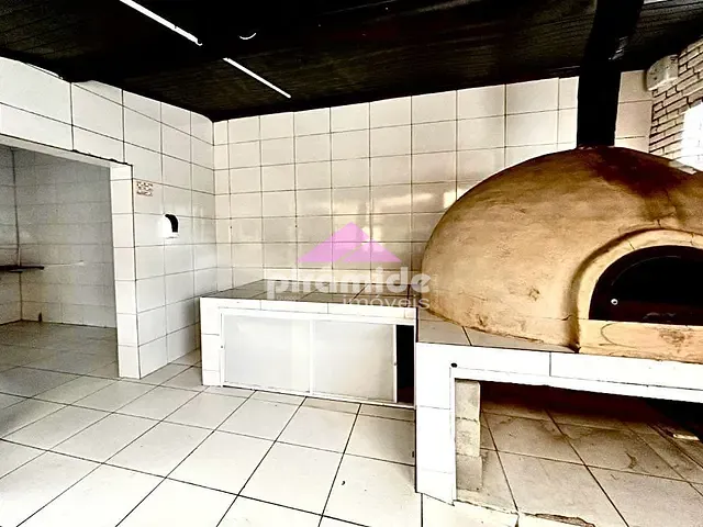 Prédio com 800m², à venda ou para alugar, no bairro Centro em Caraguatatuba