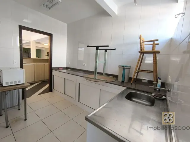 Prédio para alugar, no bairro Mercês em Curitiba