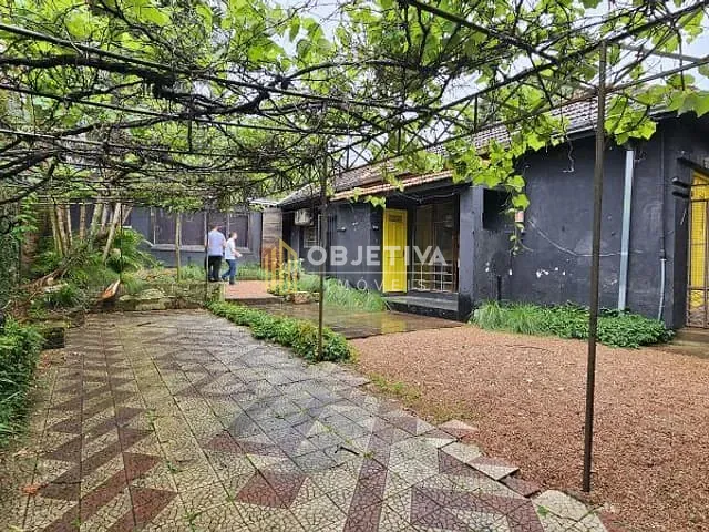 Casa com 341m², para alugar, no bairro Independência em Porto Alegre