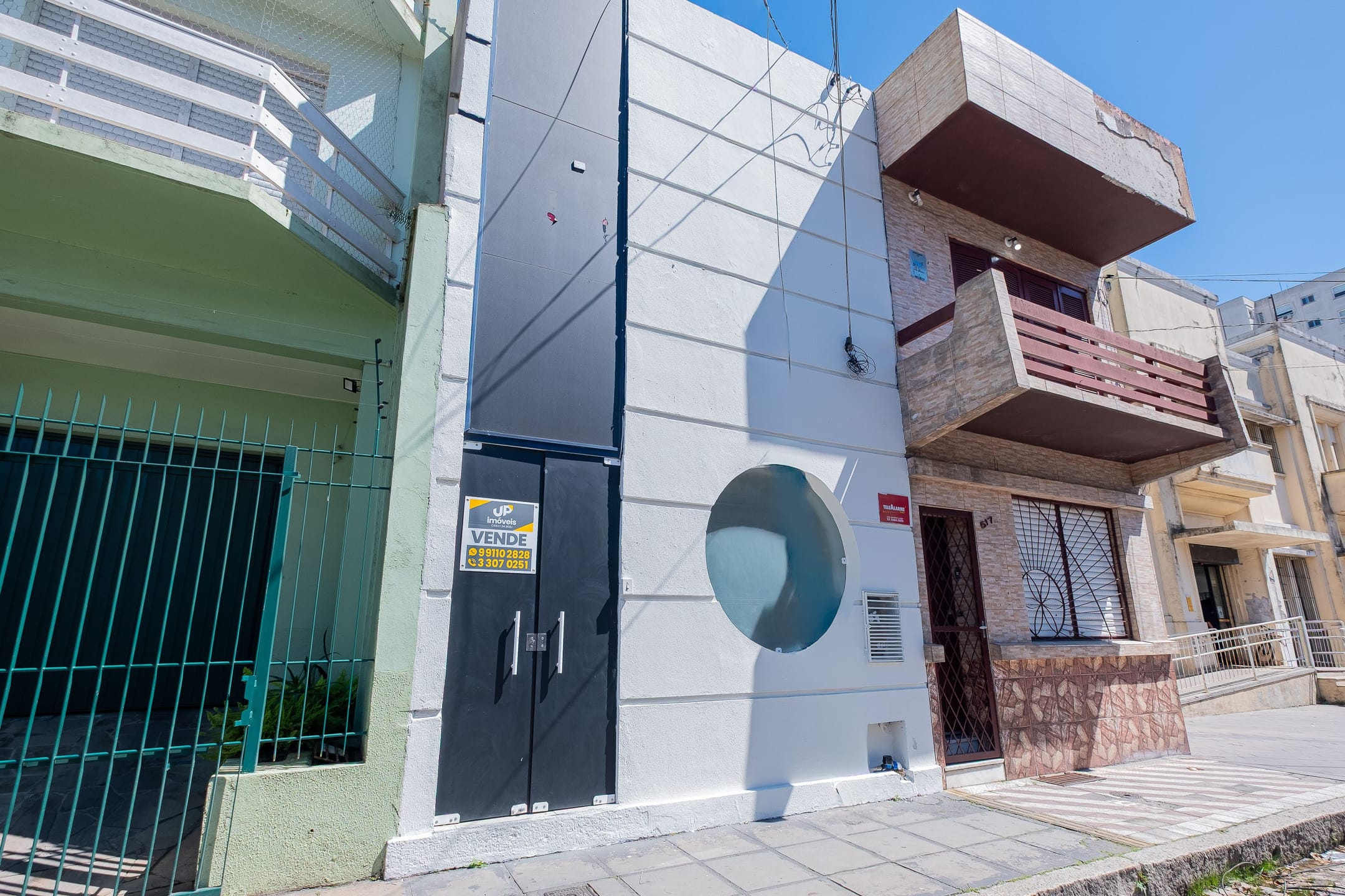 Prédio Comercial Reformado no Centro – 2 Andares, 4 Salas, Salão Amplo, Copa, 3 Banheiros (1 Adaptado), Próx. Praça Coronel Pedro Osório