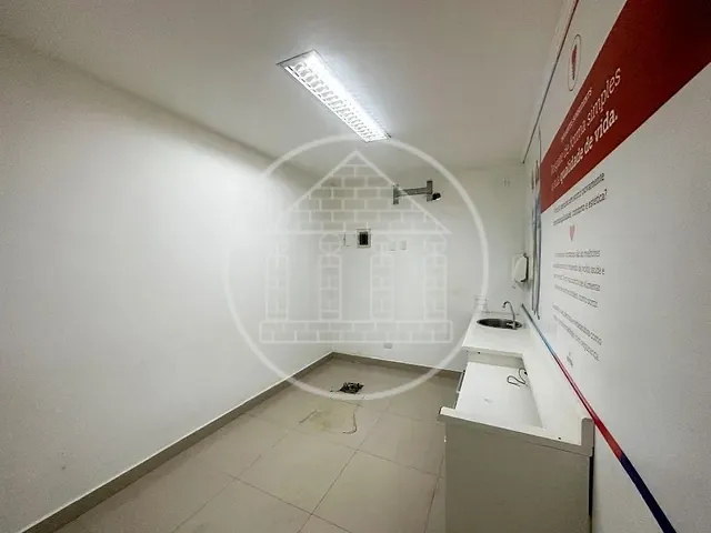 Prédio com 271m², para alugar, no bairro Jardim Angela em São Paulo