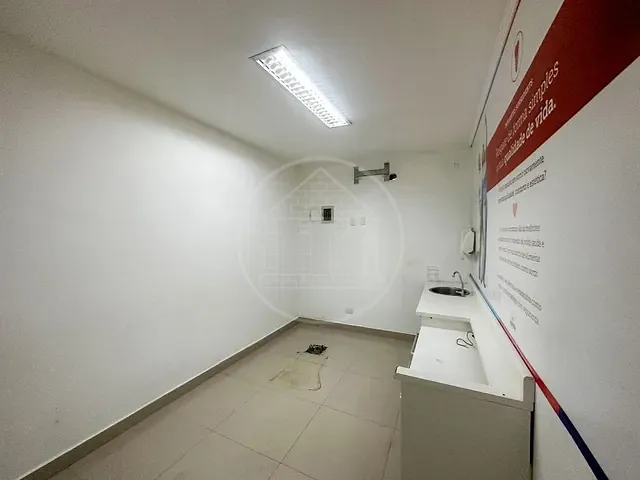 Prédio com 271m², para alugar, no bairro Jardim Angela em São Paulo