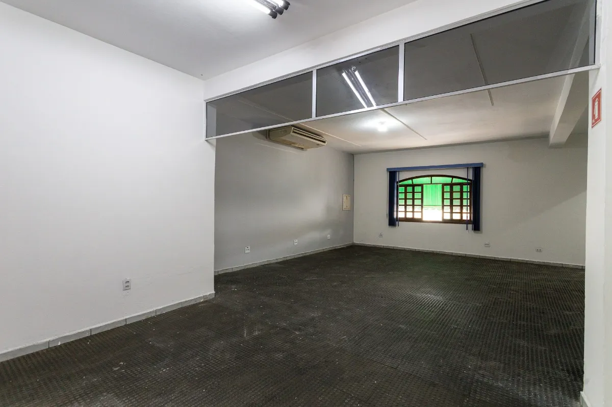 Casa comercial para venda em Parque Maria Domitila, 242m²
