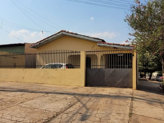 Foto do Prédio - Casa comercial para venda em Centro, 131m² | Lares e Andares Imóveis