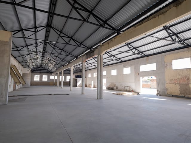 Prédio com 3700m², à venda ou para alugar, no bairro Centro em Pelotas