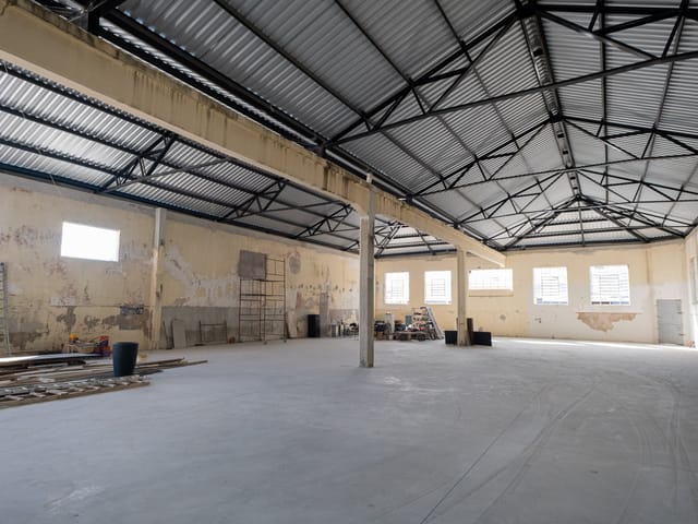 Prédio com 3700m², à venda ou para alugar, no bairro Centro em Pelotas