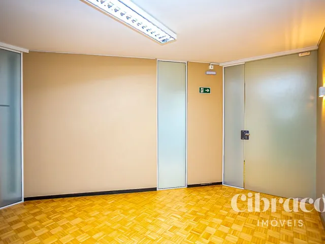 Prédio para alugar, no bairro Centro Cívico em Curitiba