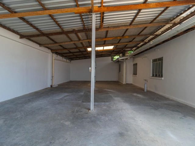 Prédio com 449m² 3 quartos e 2 banheiros, à venda, no bairro Pinheirinho em Curitiba