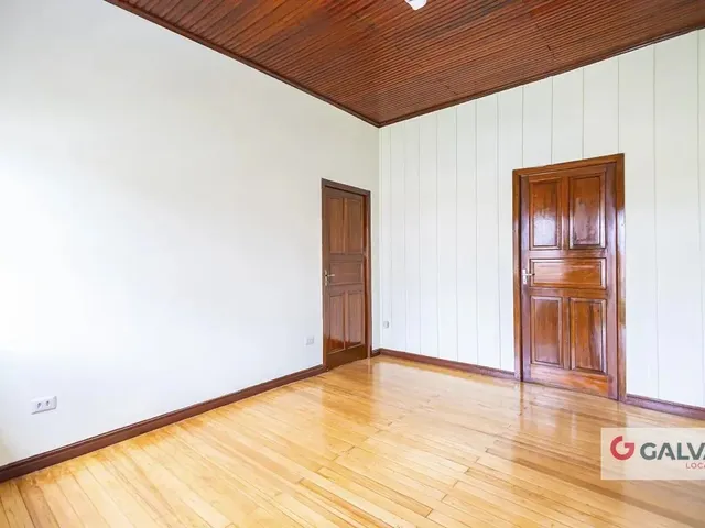 Prédio 3 quartos e 2 banheiros, para alugar, no bairro Seminário em Curitiba