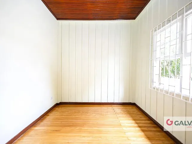 Prédio 3 quartos e 2 banheiros, para alugar, no bairro Seminário em Curitiba