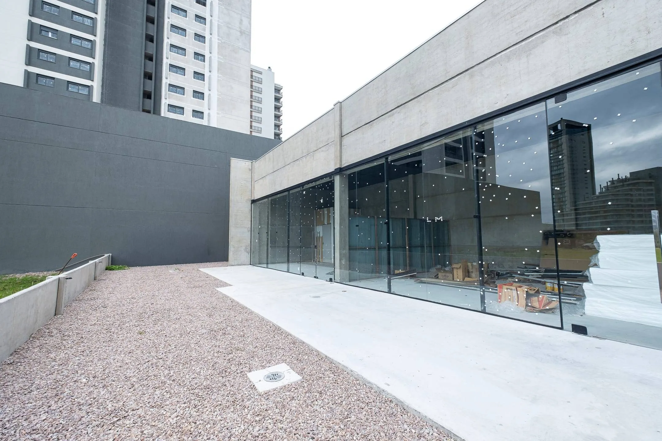 Prédio comercial no Parque Una, com 141m². São 3 lojas em ponto nobre, ideal para investir ou empreender com alto potencial!