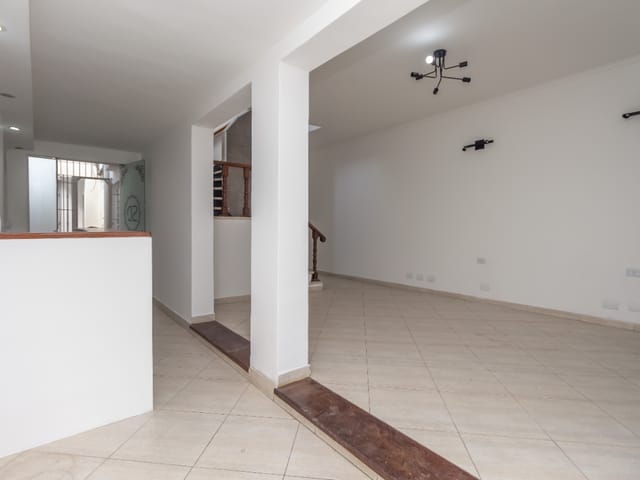 Foto do Prédio - Casa comercial para venda em Água Fria, 234m² | Lares e Andares Imóveis