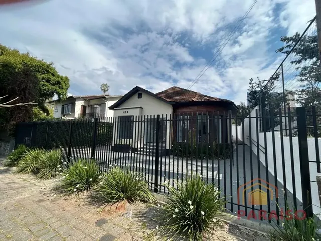 Prédio 4 quartos e 2 banheiros, para alugar, no bairro Cabral em Curitiba