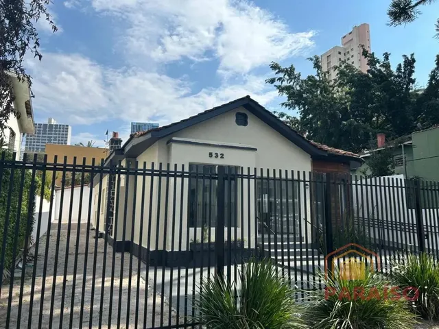 Prédio 4 quartos e 2 banheiros, para alugar, no bairro Cabral em Curitiba