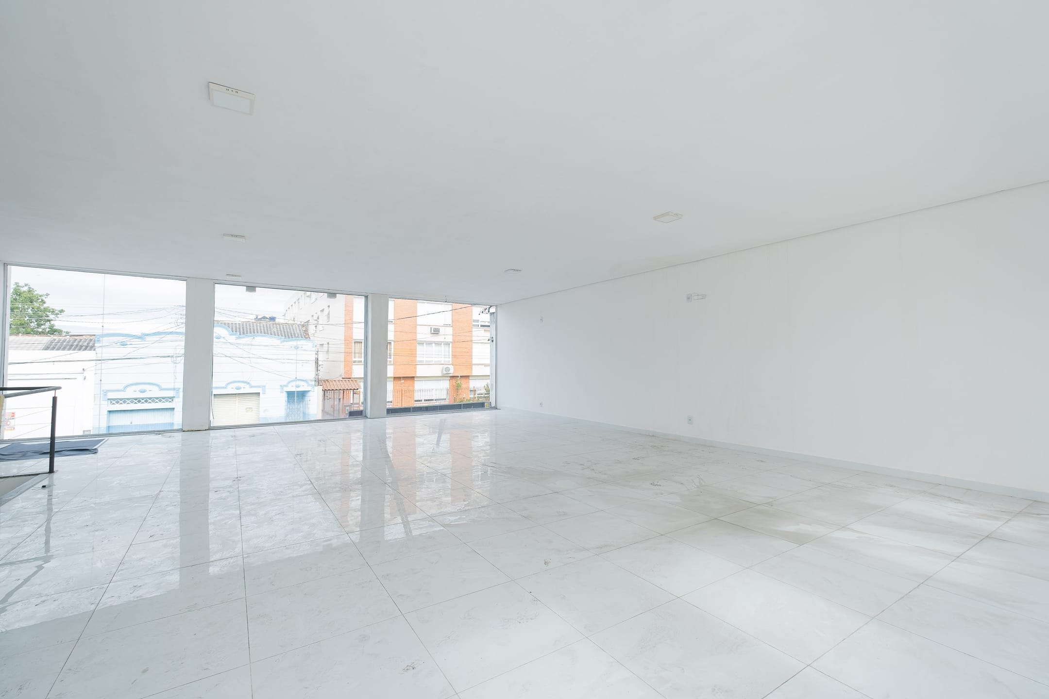 Prédio à venda na Deodoro, Centro de Pelotas - 167 m², 2 banheiros, mezanino, piso porcelanato e ampla fachada de vidro. - 10