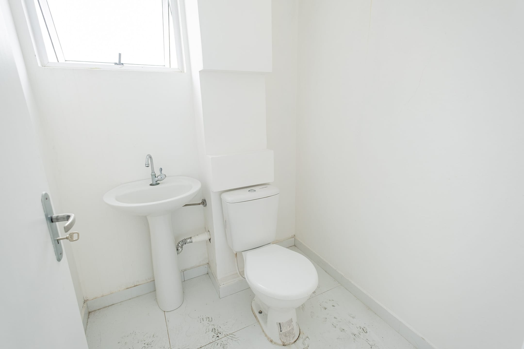 Prédio à venda na Deodoro, Centro de Pelotas - 167 m², 2 banheiros, mezanino, piso porcelanato e ampla fachada de vidro. - 11