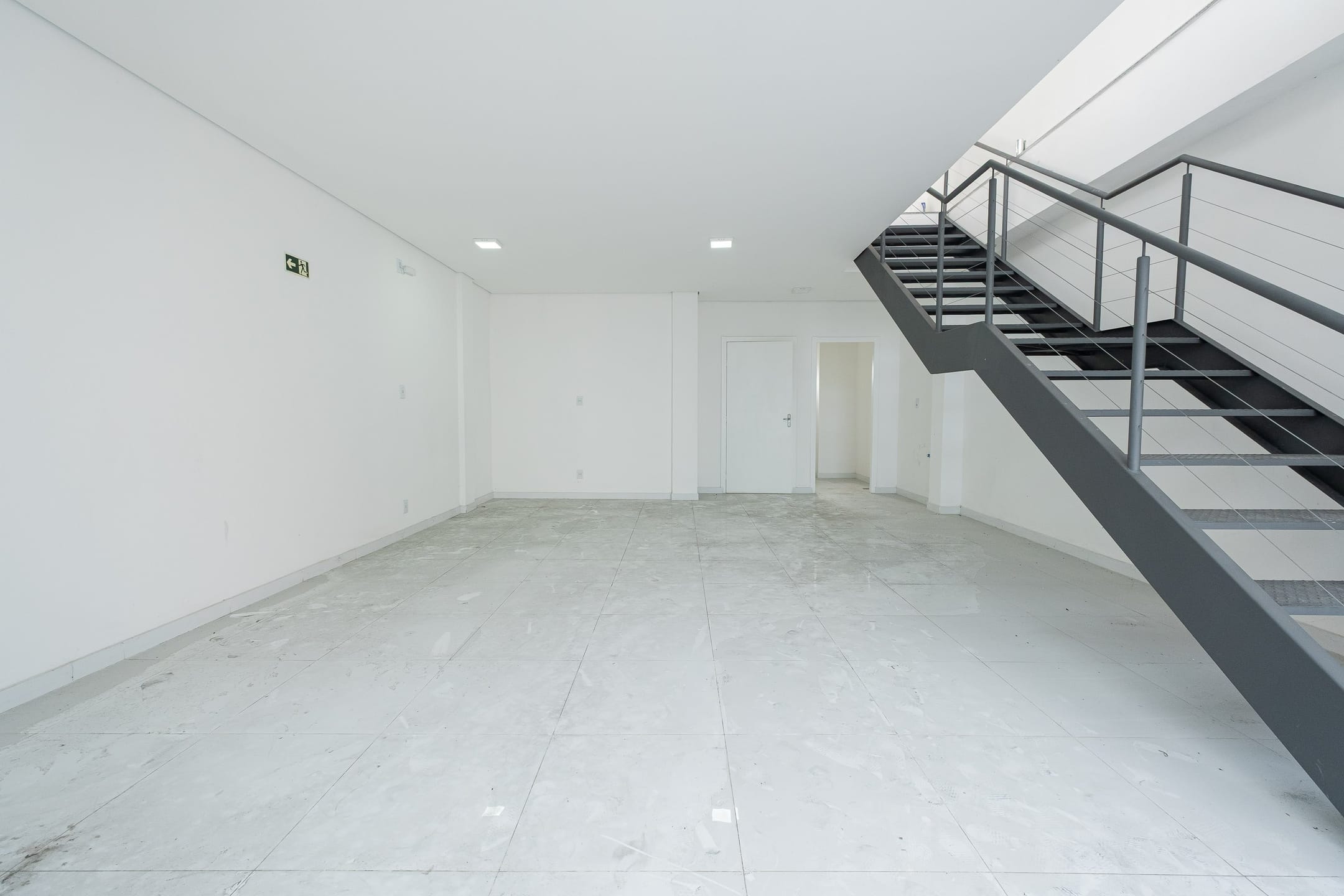 Prédio à venda na Deodoro, Centro de Pelotas - 167 m², 2 banheiros, mezanino, piso porcelanato e ampla fachada de vidro.