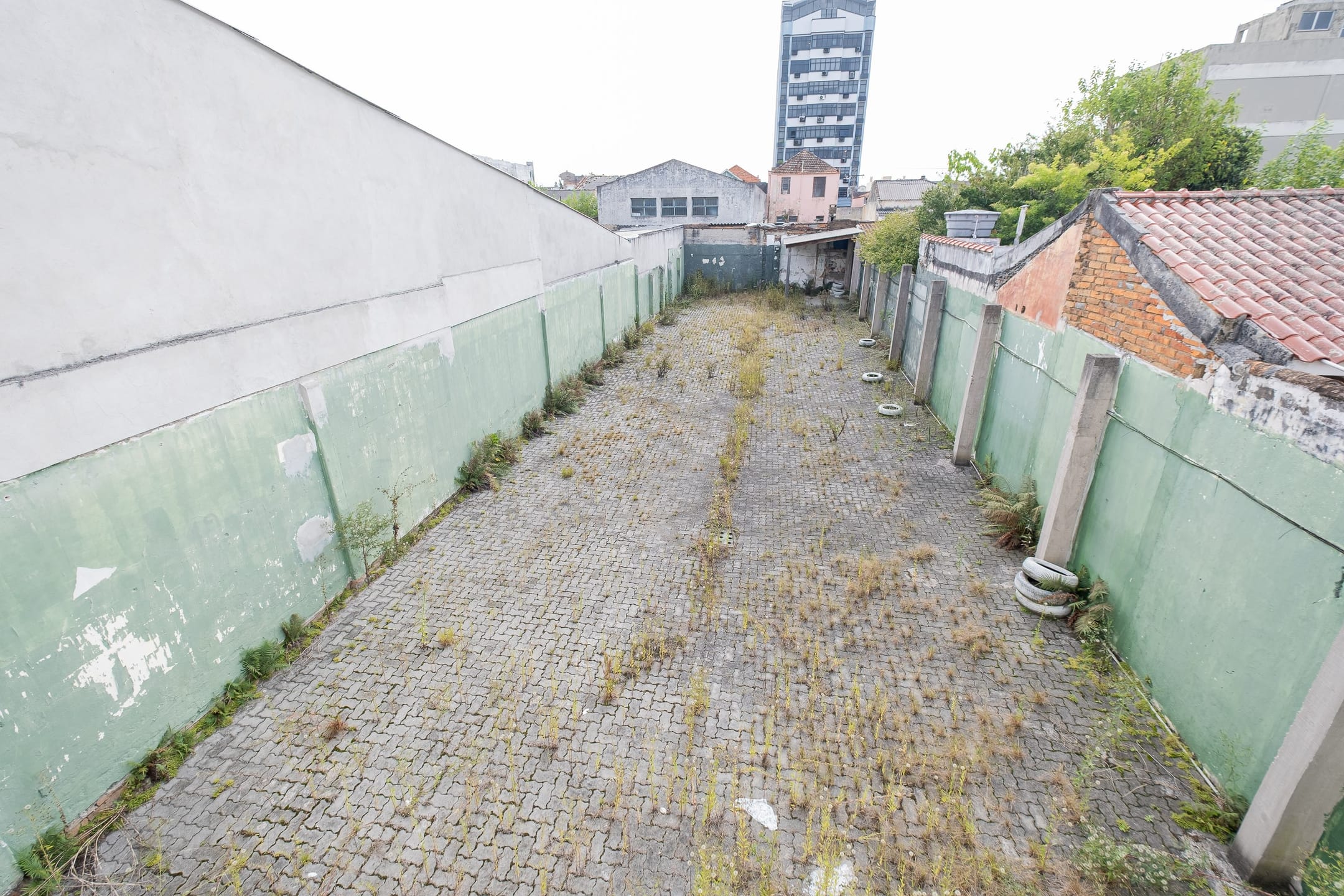 Prédio à venda na Deodoro, Centro de Pelotas - 167 m², 2 banheiros, mezanino, piso porcelanato e ampla fachada de vidro. - 12