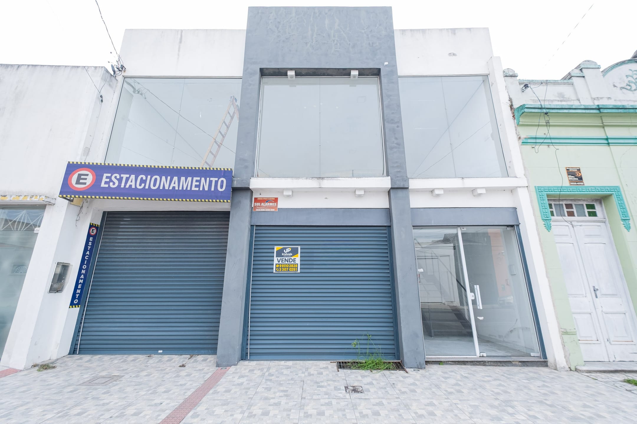 Prédio à venda na Deodoro, Centro de Pelotas - 167 m², 2 banheiros, mezanino, piso porcelanato e ampla fachada de vidro. - 13
