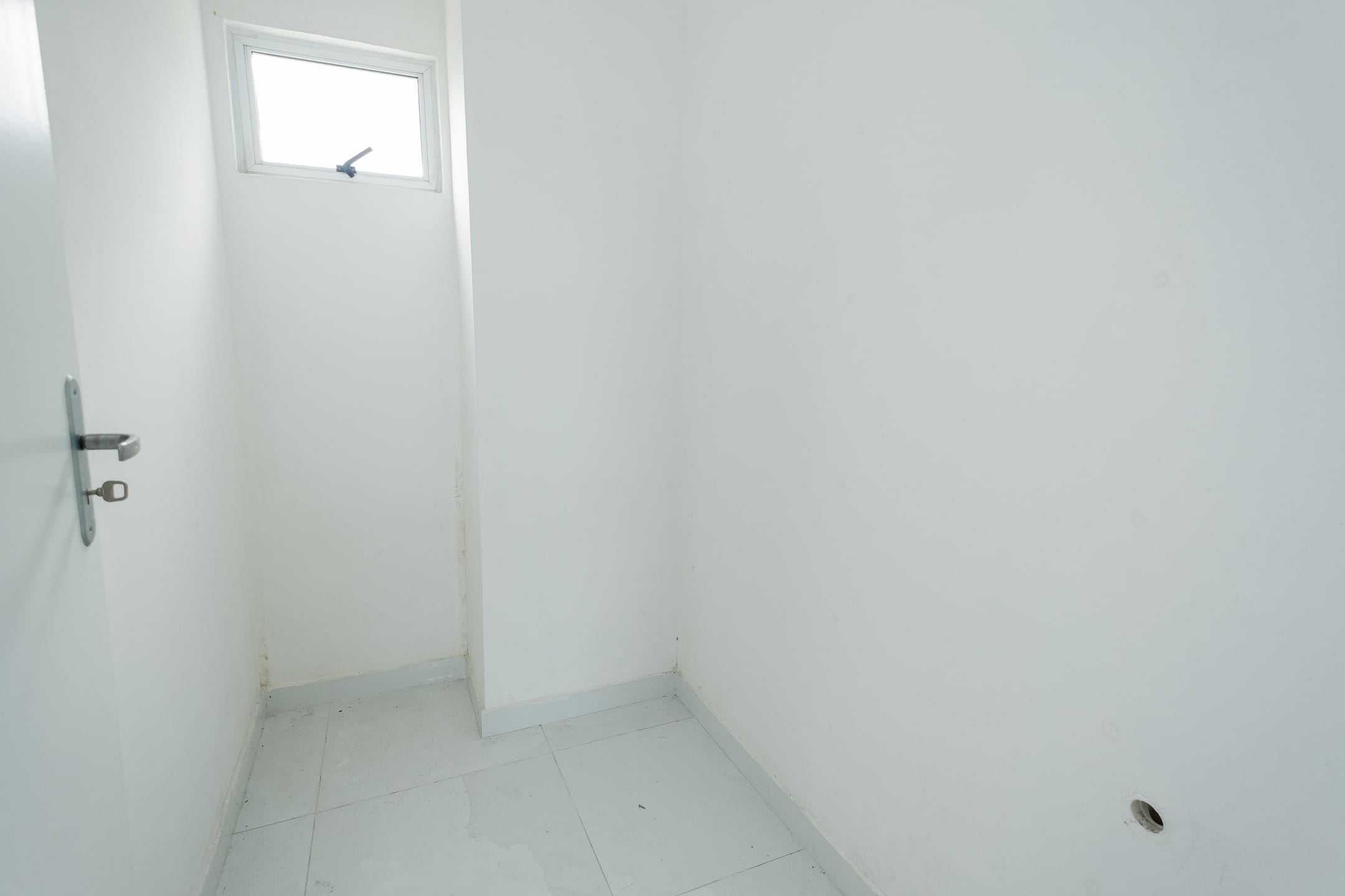 Prédio à venda na Deodoro, Centro de Pelotas - 167 m², 2 banheiros, mezanino, piso porcelanato e ampla fachada de vidro. - 6