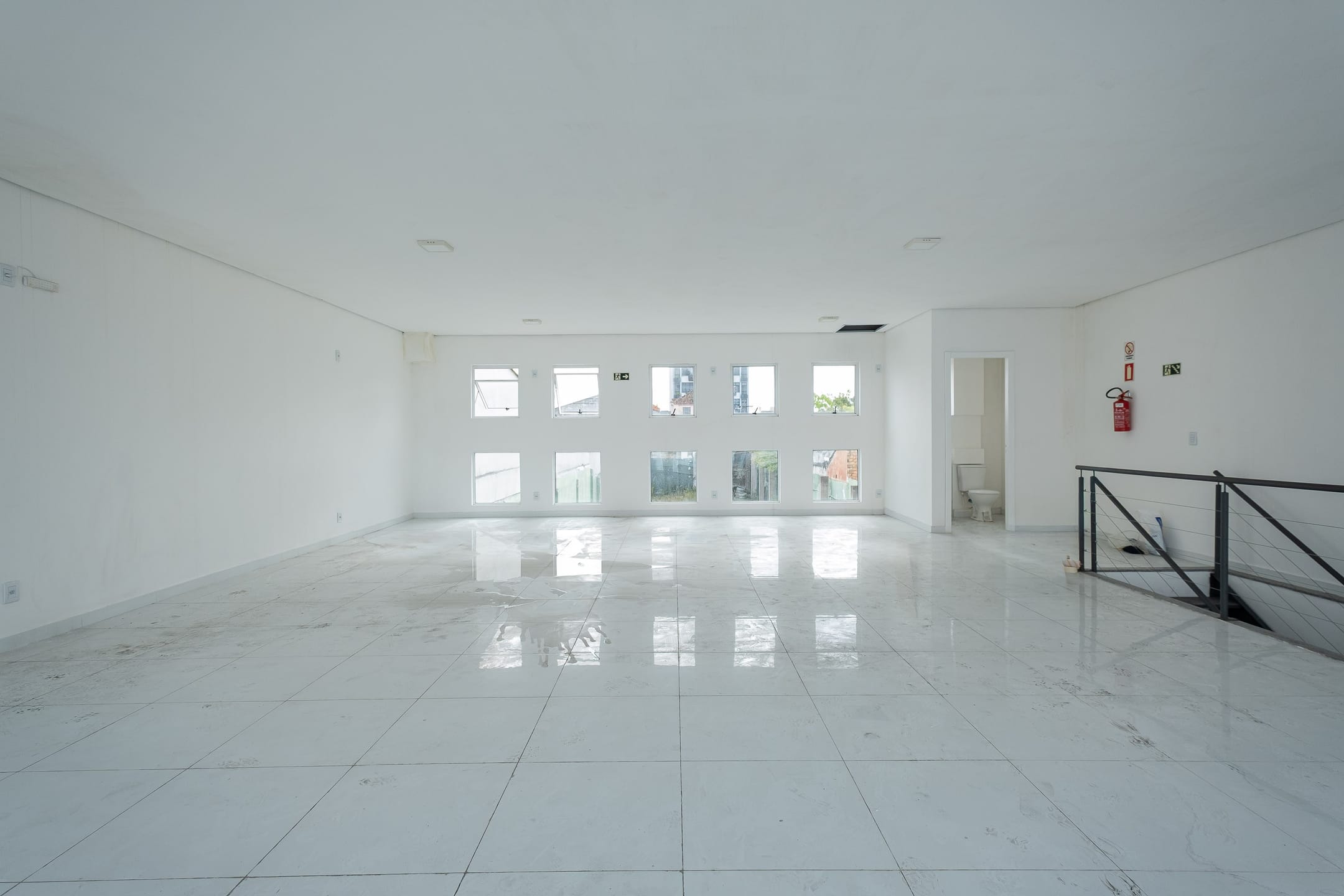 Prédio à venda na Deodoro, Centro de Pelotas - 167 m², 2 banheiros, mezanino, piso porcelanato e ampla fachada de vidro. - 7