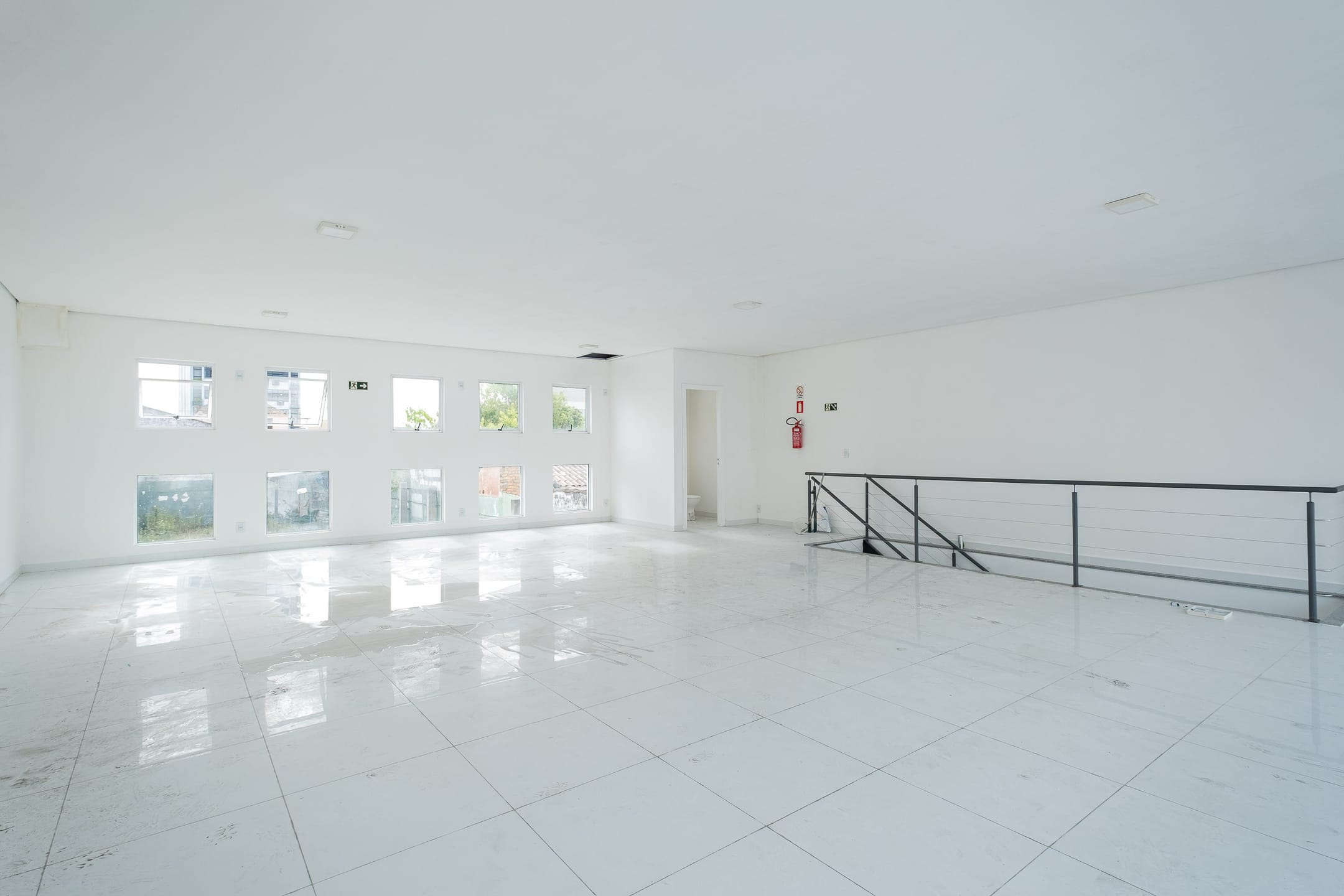 Prédio à venda na Deodoro, Centro de Pelotas - 167 m², 2 banheiros, mezanino, piso porcelanato e ampla fachada de vidro. - 8
