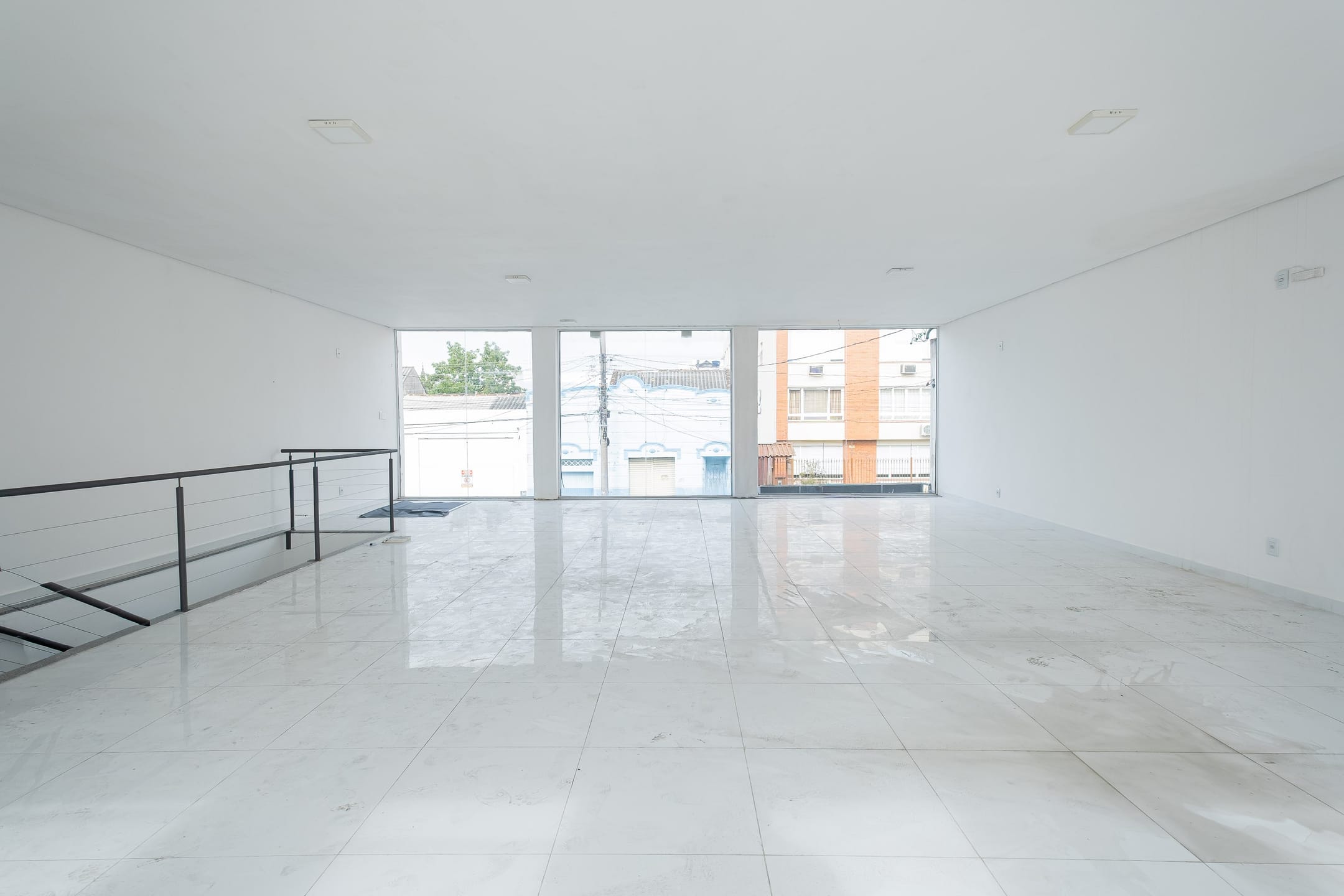 Prédio à venda na Deodoro, Centro de Pelotas - 167 m², 2 banheiros, mezanino, piso porcelanato e ampla fachada de vidro. - 9
