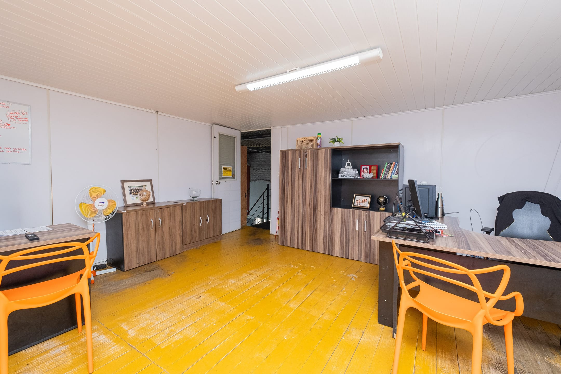 Prédio à venda nas Três Vendas, Pelotas - 520 m², 4 banheiros, mezanino, piso cerâmico, sistema de alarme e amplo terreno. - 11