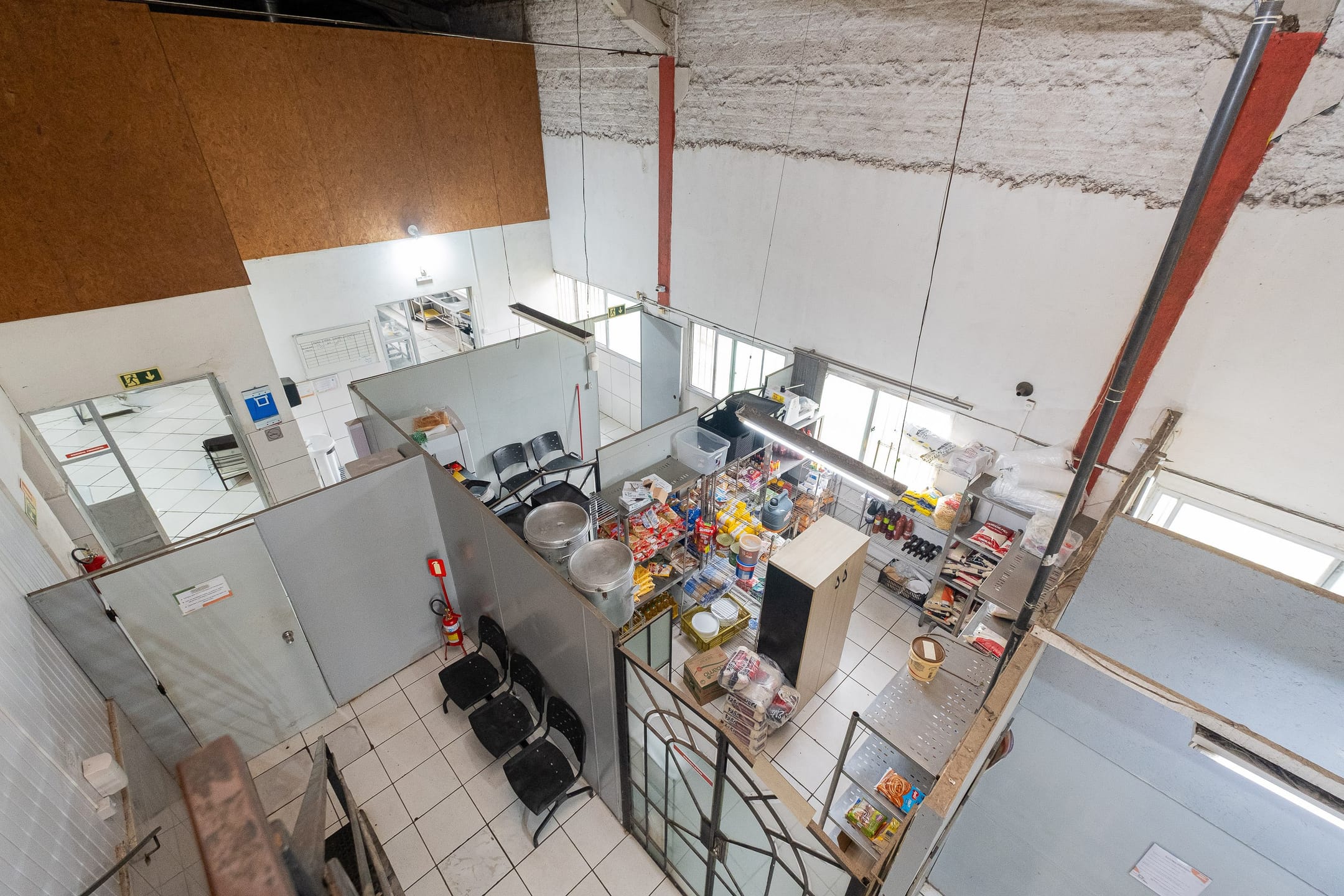 Prédio à venda nas Três Vendas, Pelotas - 520 m², 4 banheiros, mezanino, piso cerâmico, sistema de alarme e amplo terreno. - 12